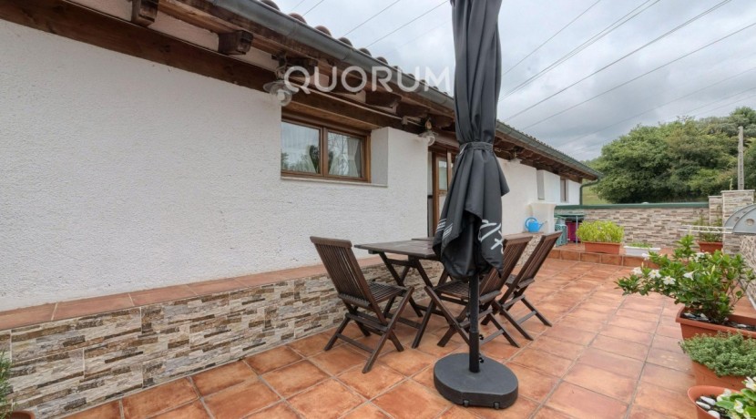 Precioso Adosado Reformado De 3 Dormitorios Con Terraza y Terreno En Zona San Miguel