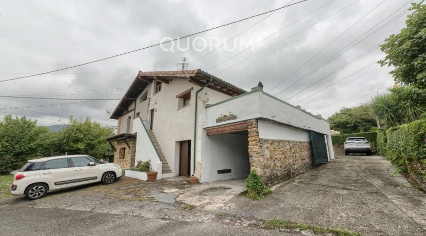 Precioso Adosado Reformado De 3 Dormitorios Con Terraza y Terreno En Zona San Miguel