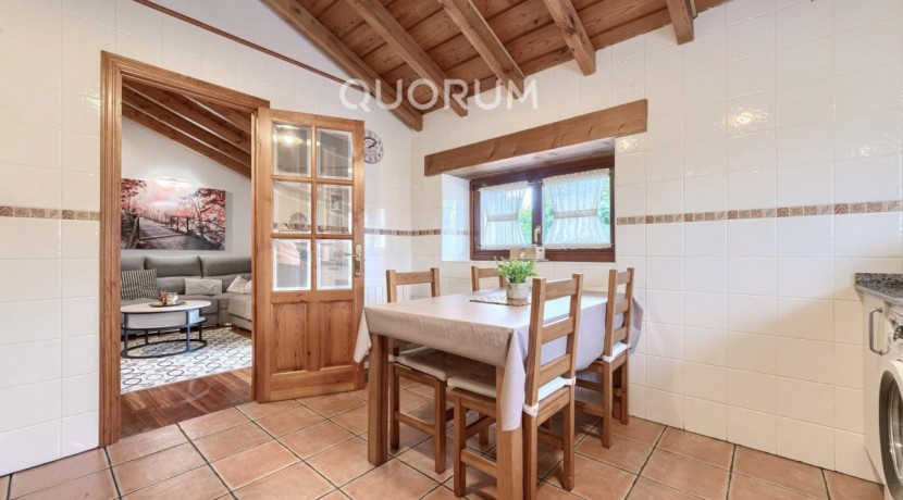 Precioso Adosado Reformado De 3 Dormitorios Con Terraza y Terreno En Zona San Miguel