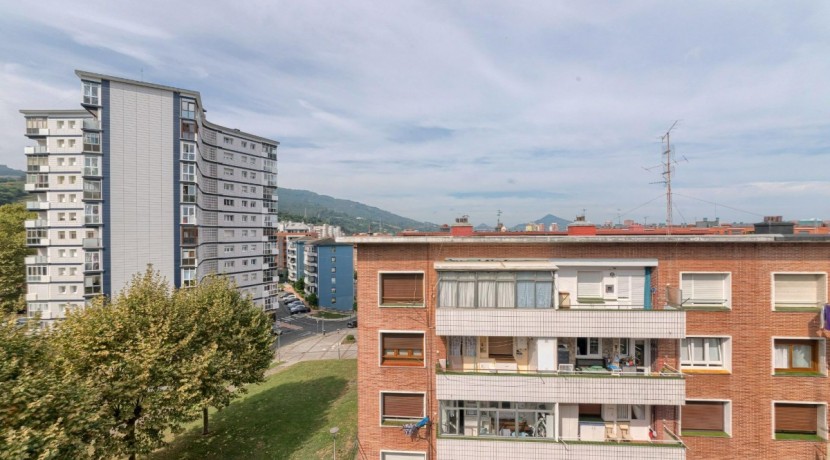 Precioso Piso Ubicado Cerca De Cruces Con 3 Habitaciones y Terraza