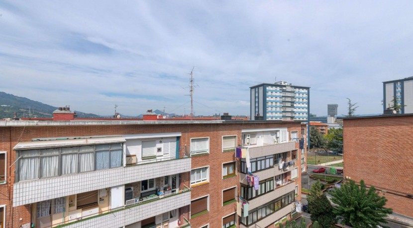 Precioso Piso Ubicado Cerca De Cruces Con 3 Habitaciones y Terraza