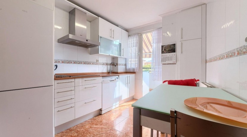 Precioso Piso Ubicado Cerca De Cruces Con 3 Habitaciones y Terraza