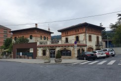 Se Alquila Gran Local comercial  con viviendas de 3 Plantas y 301m2 En el Centro De Etxebarri