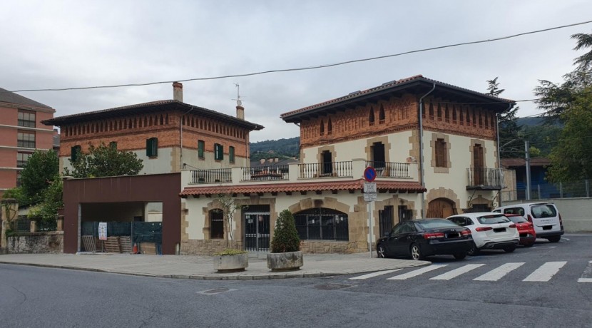 Se Alquila Gran Local comercial  con viviendas de 3 Plantas y 301m2 En el Centro De Etxebarri