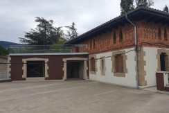 Se Alquila Gran Local comercial  con viviendas de 3 Plantas y 301m2 En el Centro De Etxebarri