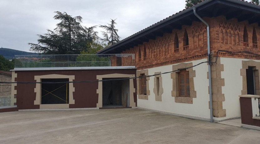Se Alquila Gran Local comercial  con viviendas de 3 Plantas y 301m2 En el Centro De Etxebarri