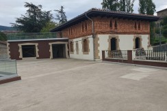 Se Alquila Gran Local comercial  con viviendas de 3 Plantas y 301m2 En el Centro De Etxebarri