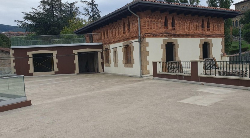 Se Alquila Gran Local comercial  con viviendas de 3 Plantas y 301m2 En el Centro De Etxebarri