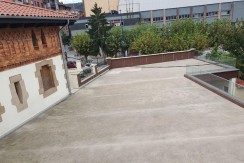 Se Alquila Gran Local comercial  con viviendas de 3 Plantas y 301m2 En el Centro De Etxebarri