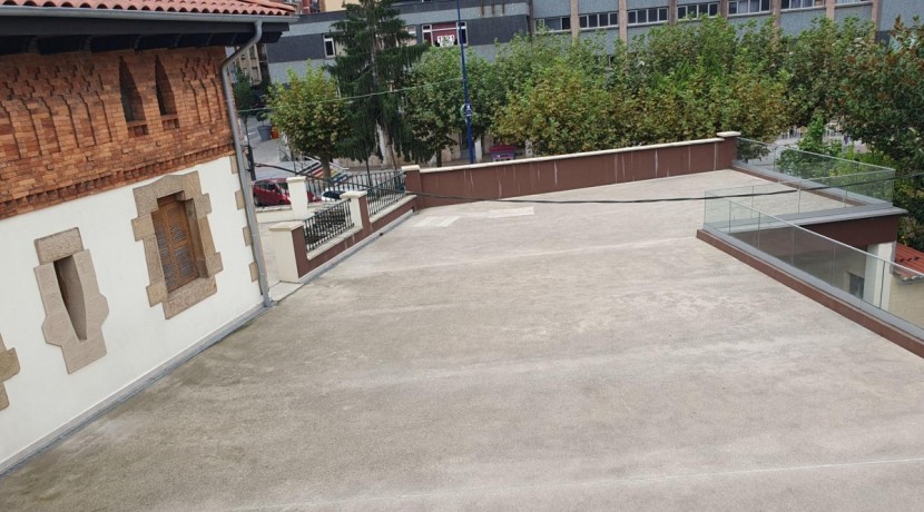 Se Alquila Gran Local comercial  con viviendas de 3 Plantas y 301m2 En el Centro De Etxebarri