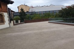 Se Alquila Gran Local comercial  con viviendas de 3 Plantas y 301m2 En el Centro De Etxebarri