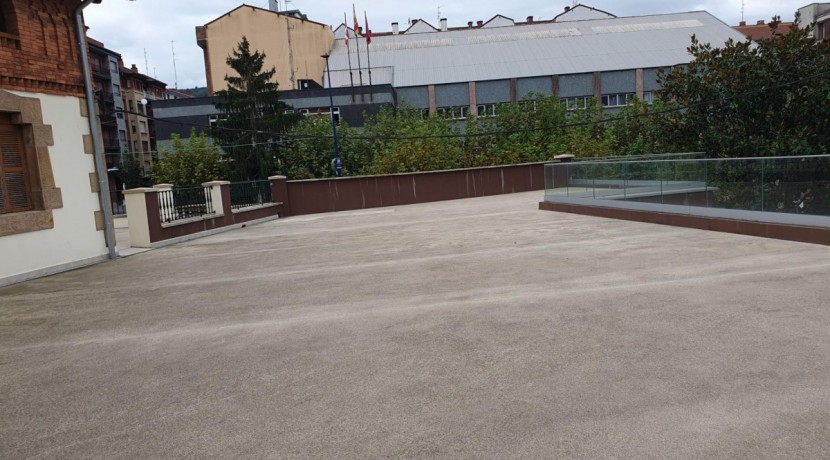 Se Alquila Gran Local comercial  con viviendas de 3 Plantas y 301m2 En el Centro De Etxebarri