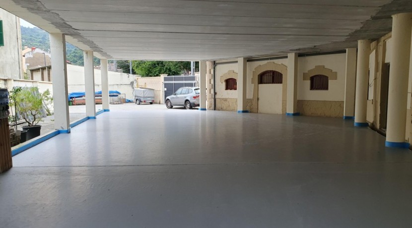Se Alquila Gran Local comercial  con viviendas de 3 Plantas y 301m2 En el Centro De Etxebarri