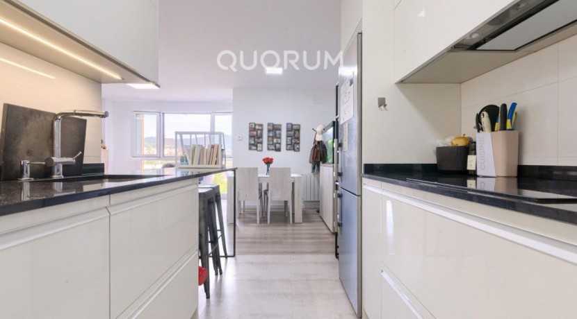 VIVIENDA TASADA MUNICIPAL Seminueva y Muy Luminosa De 2 Dormitorios y 2 Baños Con Cocina Americana y Ascensor En Zona Kalero