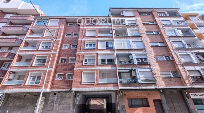 VIVIENDA TASADA MUNICIPAL Seminueva y Muy Luminosa De 2 Dormitorios y 2 Baños Con Cocina Americana y Ascensor En Zona Kalero