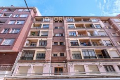 VIVIENDA TASADA MUNICIPAL Seminueva y Muy Luminosa De 2 Dormitorios y 2 Baños Con Cocina Americana y Ascensor En Zona Kalero