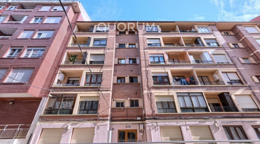 VIVIENDA TASADA MUNICIPAL Seminueva y Muy Luminosa De 2 Dormitorios y 2 Baños Con Cocina Americana y Ascensor En Zona Kalero