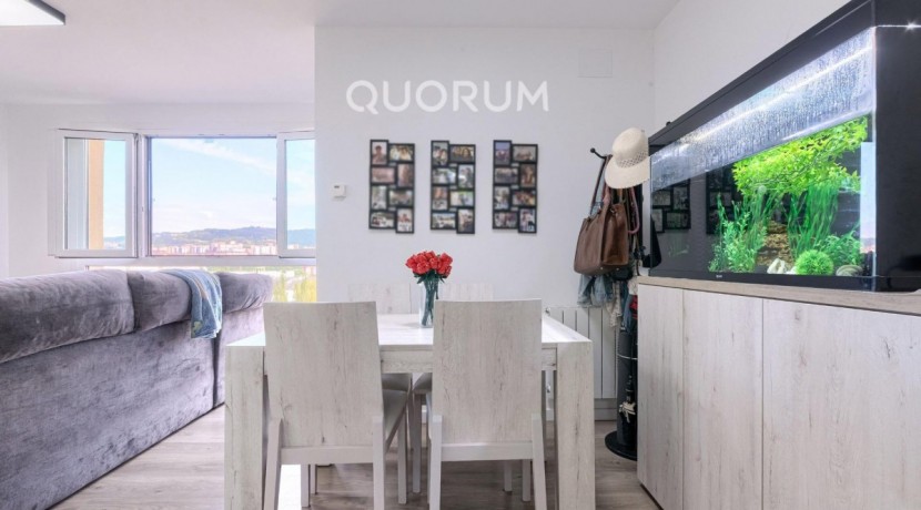 VIVIENDA TASADA MUNICIPAL Seminueva y Muy Luminosa De 2 Dormitorios y 2 Baños Con Cocina Americana y Ascensor En Zona Kalero