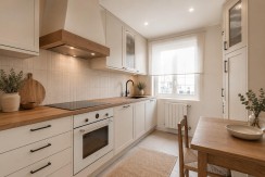 LUMINOSA VIVIENDA DE 3 HAB. A 2 MIN. DEL METRO. PARA ENTRAR A VIVIR. JUNTO AL CENTRO. CAMAROTE.