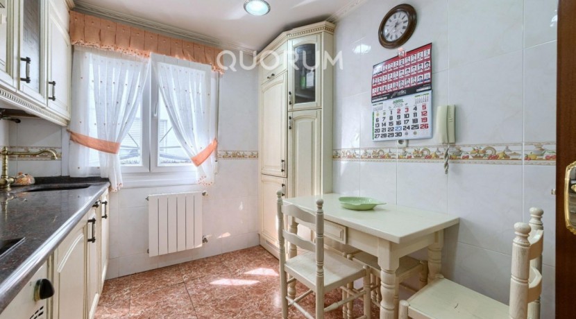 LUMINOSA VIVIENDA DE 3 HAB. A 2 MIN. DEL METRO. PARA ENTRAR A VIVIR. JUNTO AL CENTRO. CAMAROTE.