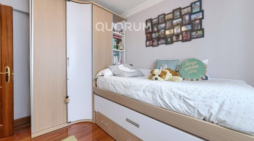 LUMINOSA VIVIENDA DE 3 HAB. A 2 MIN. DEL METRO. PARA ENTRAR A VIVIR. JUNTO AL CENTRO. CAMAROTE.