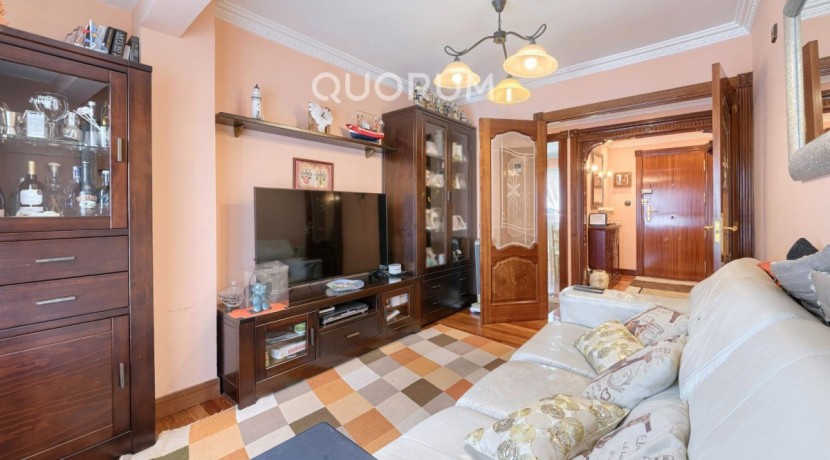 LUMINOSA VIVIENDA DE 3 HAB. A 2 MIN. DEL METRO. PARA ENTRAR A VIVIR. JUNTO AL CENTRO. CAMAROTE.