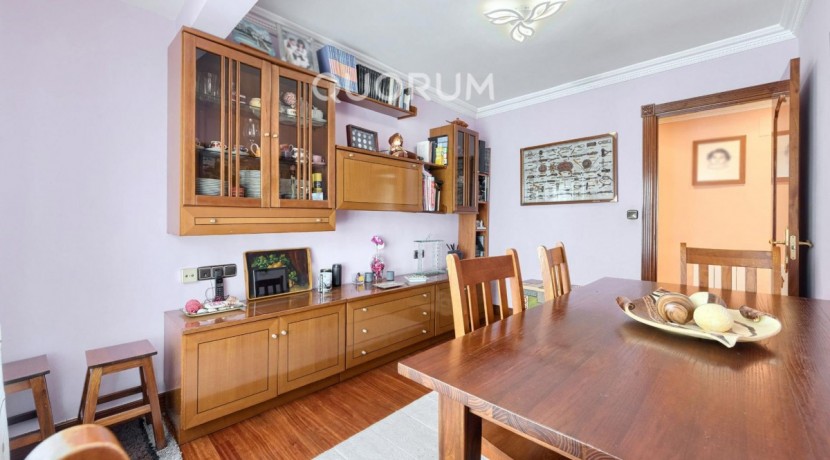 LUMINOSA VIVIENDA DE 3 HAB. A 2 MIN. DEL METRO. PARA ENTRAR A VIVIR. JUNTO AL CENTRO. CAMAROTE.