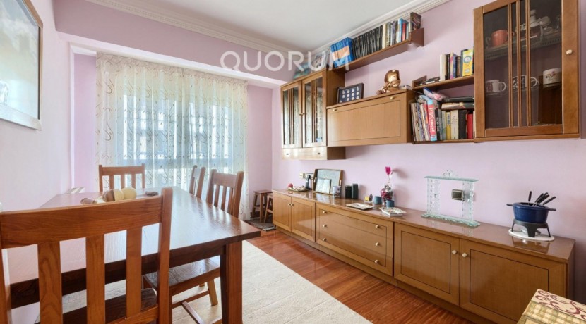 LUMINOSA VIVIENDA DE 3 HAB. A 2 MIN. DEL METRO. PARA ENTRAR A VIVIR. JUNTO AL CENTRO. CAMAROTE.
