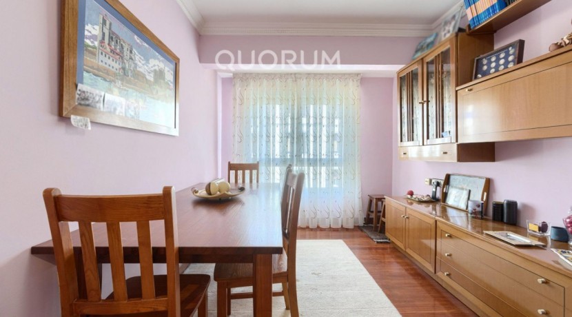 LUMINOSA VIVIENDA DE 3 HAB. A 2 MIN. DEL METRO. PARA ENTRAR A VIVIR. JUNTO AL CENTRO. CAMAROTE.