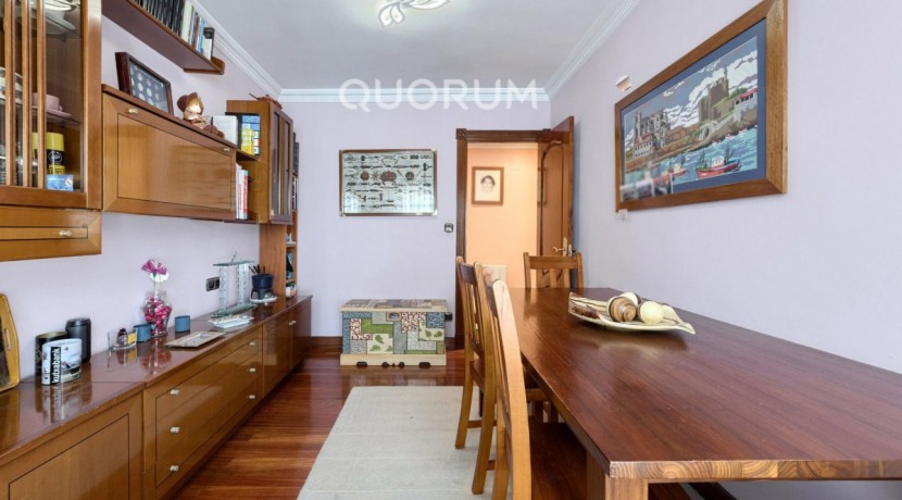 LUMINOSA VIVIENDA DE 3 HAB. A 2 MIN. DEL METRO. PARA ENTRAR A VIVIR. JUNTO AL CENTRO. CAMAROTE.