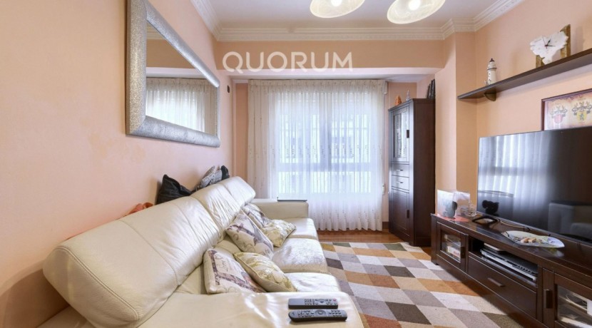 LUMINOSA VIVIENDA DE 3 HAB. A 2 MIN. DEL METRO. PARA ENTRAR A VIVIR. JUNTO AL CENTRO. CAMAROTE.