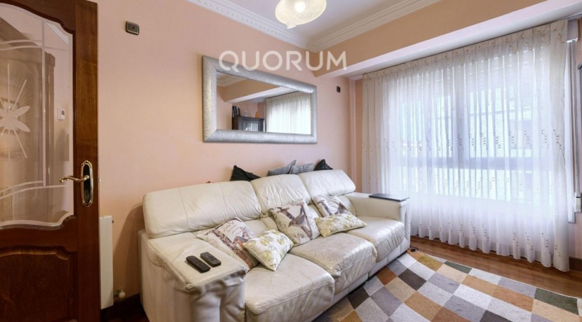 LUMINOSA VIVIENDA DE 3 HAB. A 2 MIN. DEL METRO. PARA ENTRAR A VIVIR. JUNTO AL CENTRO. CAMAROTE.