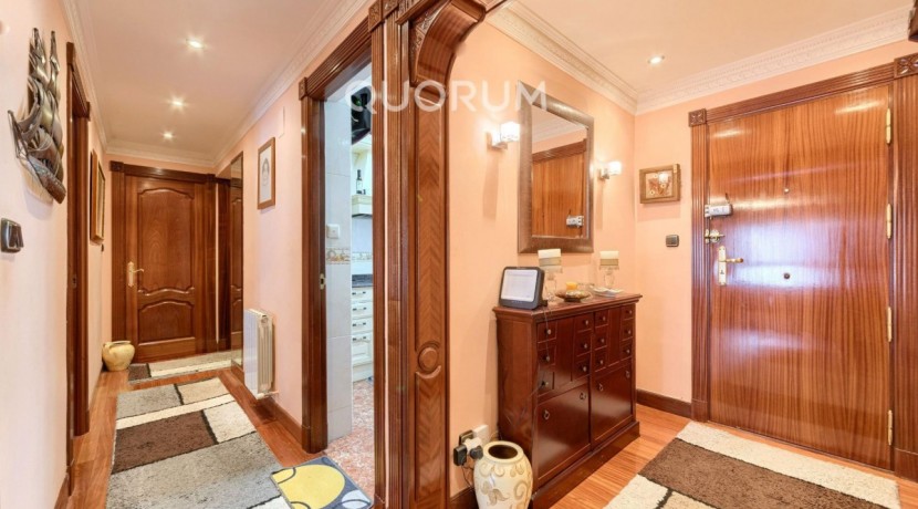 LUMINOSA VIVIENDA DE 3 HAB. A 2 MIN. DEL METRO. PARA ENTRAR A VIVIR. JUNTO AL CENTRO. CAMAROTE.