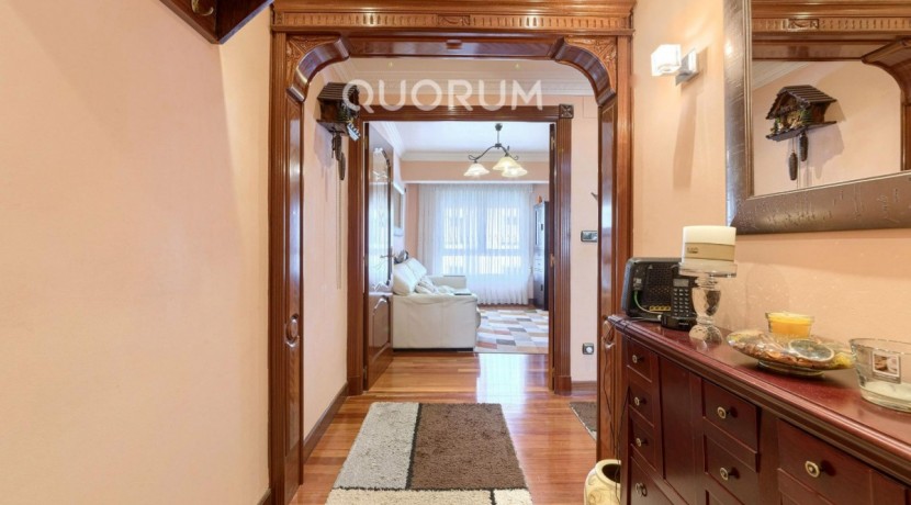 LUMINOSA VIVIENDA DE 3 HAB. A 2 MIN. DEL METRO. PARA ENTRAR A VIVIR. JUNTO AL CENTRO. CAMAROTE.