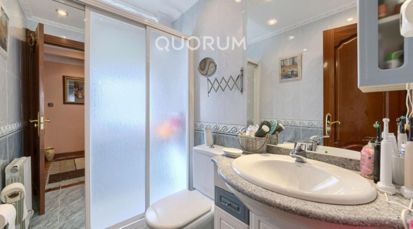 LUMINOSA VIVIENDA DE 3 HAB. A 2 MIN. DEL METRO. PARA ENTRAR A VIVIR. JUNTO AL CENTRO. CAMAROTE.