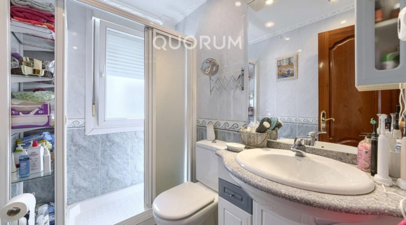LUMINOSA VIVIENDA DE 3 HAB. A 2 MIN. DEL METRO. PARA ENTRAR A VIVIR. JUNTO AL CENTRO. CAMAROTE.
