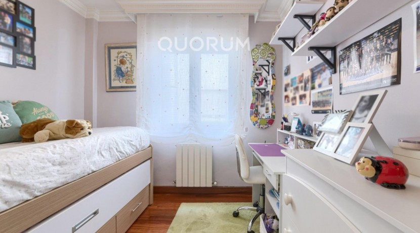 LUMINOSA VIVIENDA DE 3 HAB. A 2 MIN. DEL METRO. PARA ENTRAR A VIVIR. JUNTO AL CENTRO. CAMAROTE.