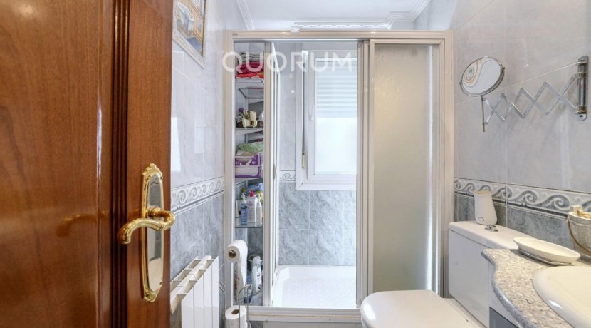 LUMINOSA VIVIENDA DE 3 HAB. A 2 MIN. DEL METRO. PARA ENTRAR A VIVIR. JUNTO AL CENTRO. CAMAROTE.