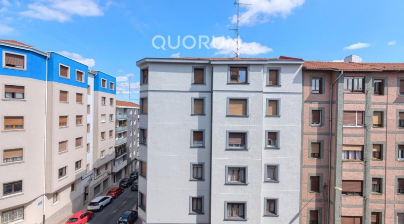 LUMINOSA VIVIENDA DE 3 HAB. A 2 MIN. DEL METRO. PARA ENTRAR A VIVIR. JUNTO AL CENTRO. CAMAROTE.