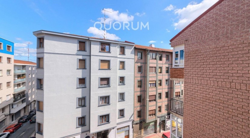LUMINOSA VIVIENDA DE 3 HAB. A 2 MIN. DEL METRO. PARA ENTRAR A VIVIR. JUNTO AL CENTRO. CAMAROTE.