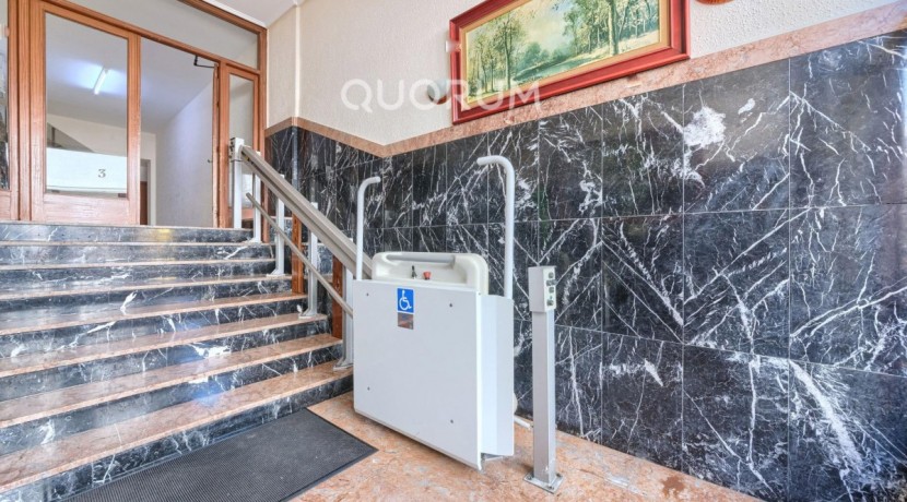 LUMINOSA VIVIENDA DE 3 HAB. A 2 MIN. DEL METRO. PARA ENTRAR A VIVIR. JUNTO AL CENTRO. CAMAROTE.