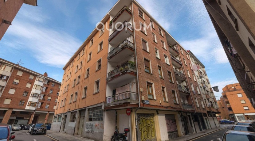 Piso Exterior y Luminoso De 3 Dormitorios con Balcón En Zona Centro