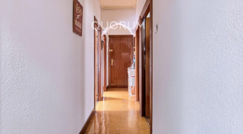 Piso Exterior y Luminoso De 3 Dormitorios con Balcón En Zona Centro