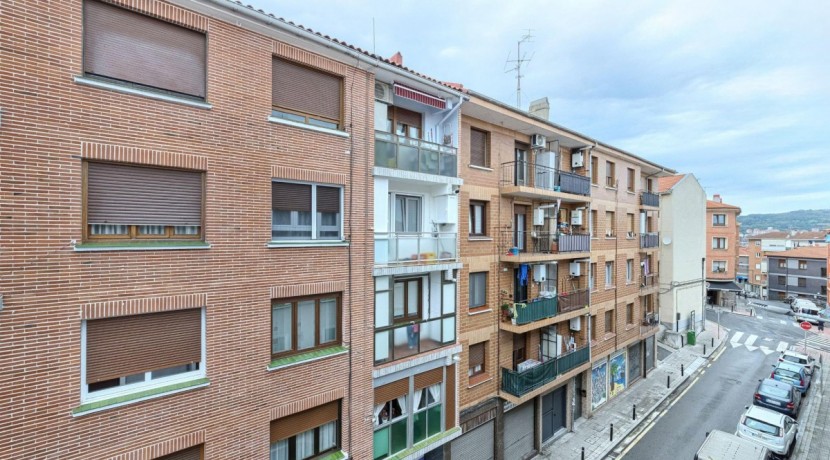 Precioso Piso Reformado De 2 Dormitorios En Zona Basozelai