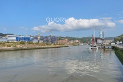 Vivienda única e inusual por su tipología y entorno. Dúplex de 3 dormitorios y 2 baños, con balcón y despensa-trastero. Frente a la ría. Para entrar a vivir.