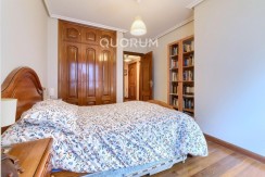 Vivienda única e inusual por su tipología y entorno. Dúplex de 3 dormitorios y 2 baños, con balcón y despensa-trastero. Frente a la ría. Para entrar a vivir.