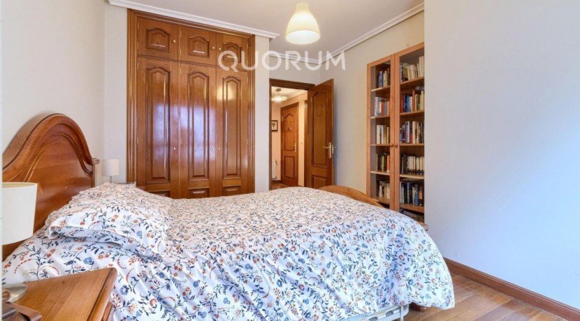 Vivienda única e inusual por su tipología y entorno. Dúplex de 3 dormitorios y 2 baños, con balcón y despensa-trastero. Frente a la ría. Para entrar a vivir.
