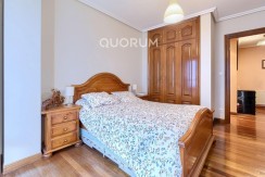 Vivienda única e inusual por su tipología y entorno. Dúplex de 3 dormitorios y 2 baños, con balcón y despensa-trastero. Frente a la ría. Para entrar a vivir.