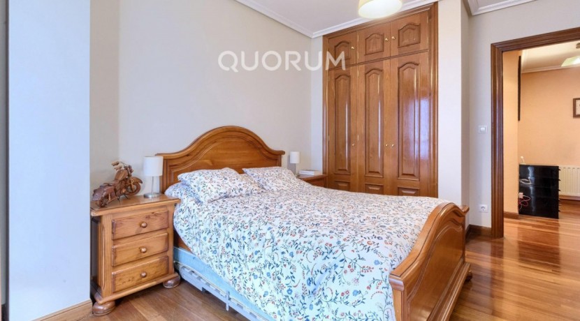 Vivienda única e inusual por su tipología y entorno. Dúplex de 3 dormitorios y 2 baños, con balcón y despensa-trastero. Frente a la ría. Para entrar a vivir.