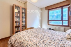 Vivienda única e inusual por su tipología y entorno. Dúplex de 3 dormitorios y 2 baños, con balcón y despensa-trastero. Frente a la ría. Para entrar a vivir.